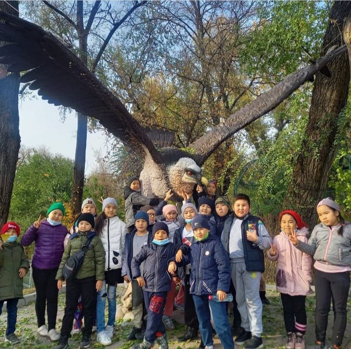 2 ,3 және, 4 қ сынып оқушылары Алматы хайуанаттар бағына саяхат жасады.